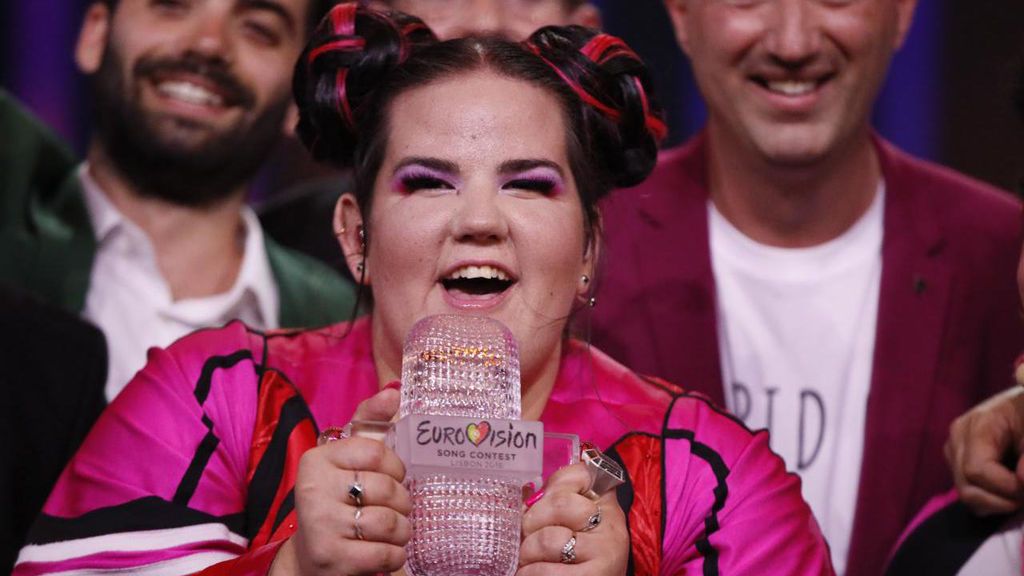 La cantante israelí Netta Barzilai alza el trofeo tras ganar el festival de Eurovisión 2018.