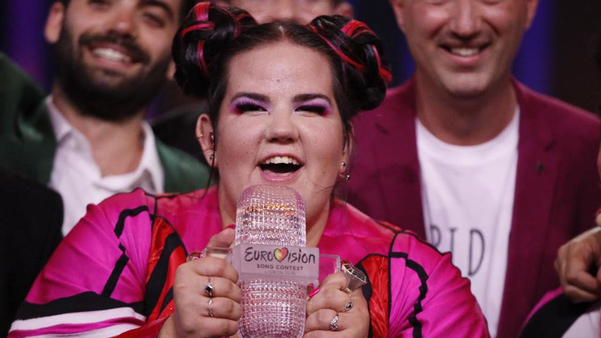 La cantante israelí Netta Barzilai alza el trofeo tras ganar el festival de Eurovisión 2018.