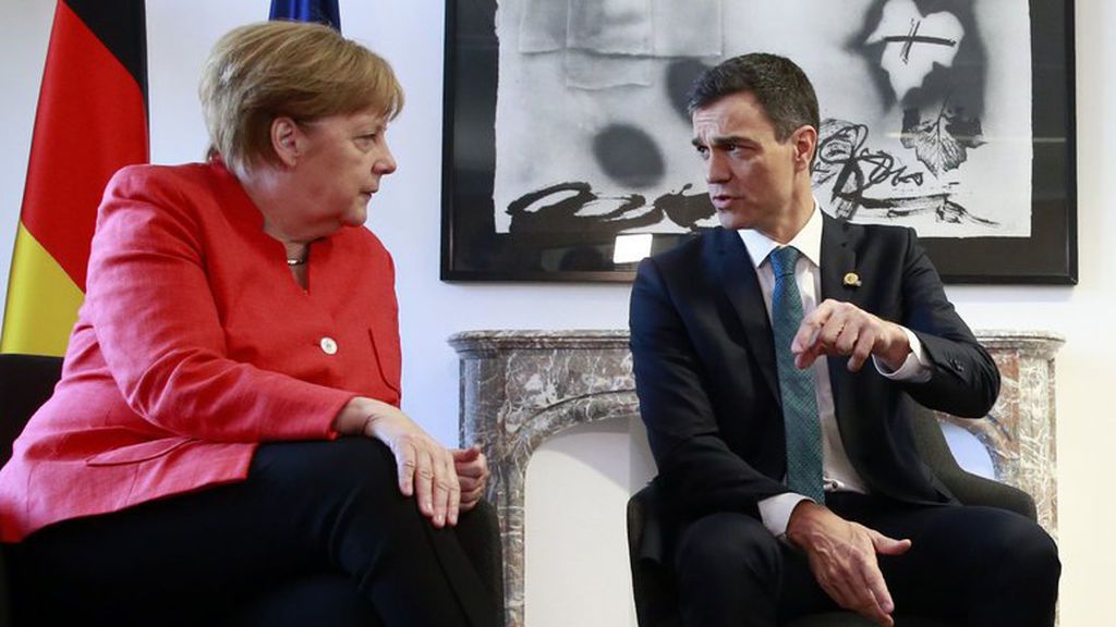 Pedro Sánchez acuerda con Merkel acoger refugiados que viven en Alemania