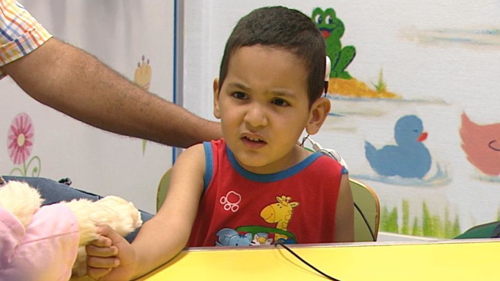 Las reacciones de un niño sordo tras oír por primera vez