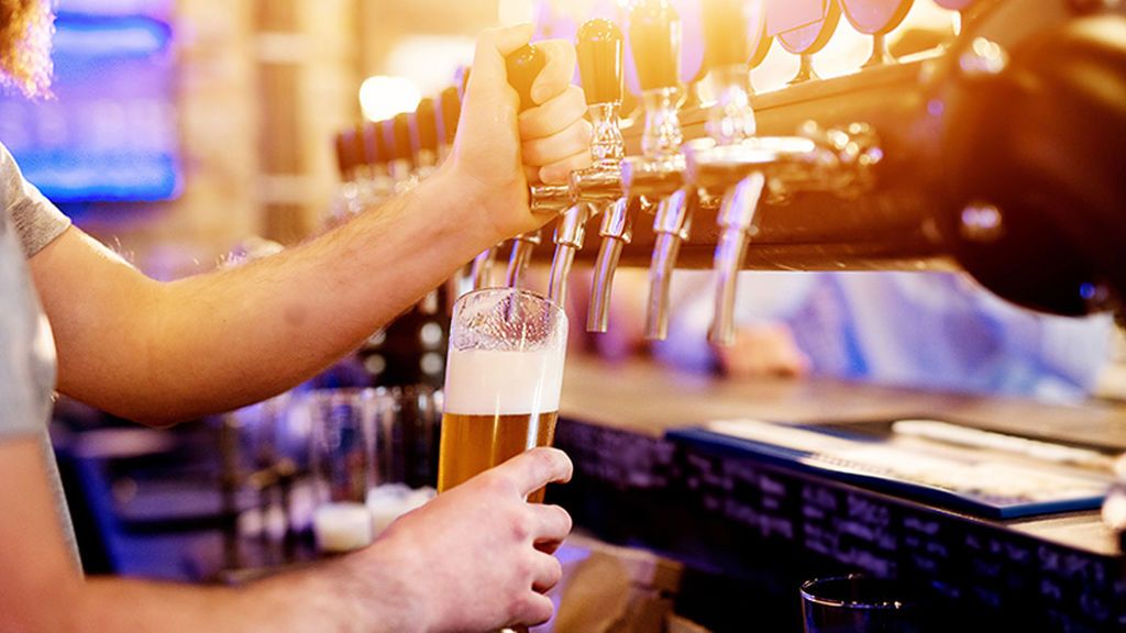 La falta de dióxido de carbono pone en crisis la producción de cerveza en Reino Unido