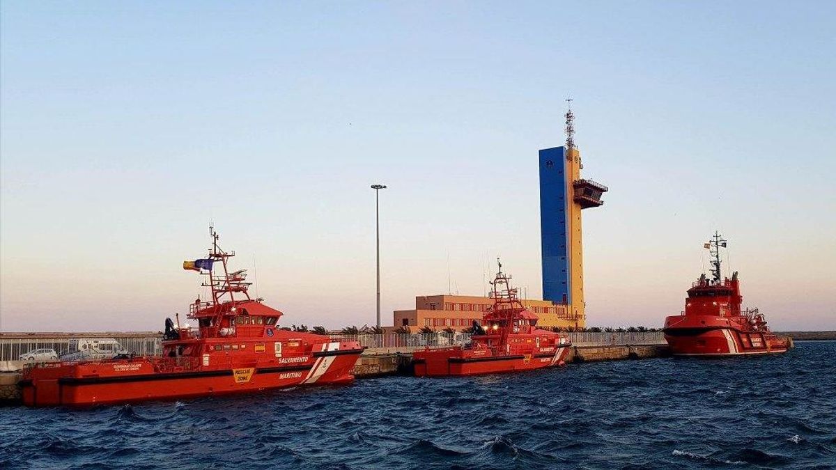 Trasladan a Almería a 53 personas rescatadas de una patera