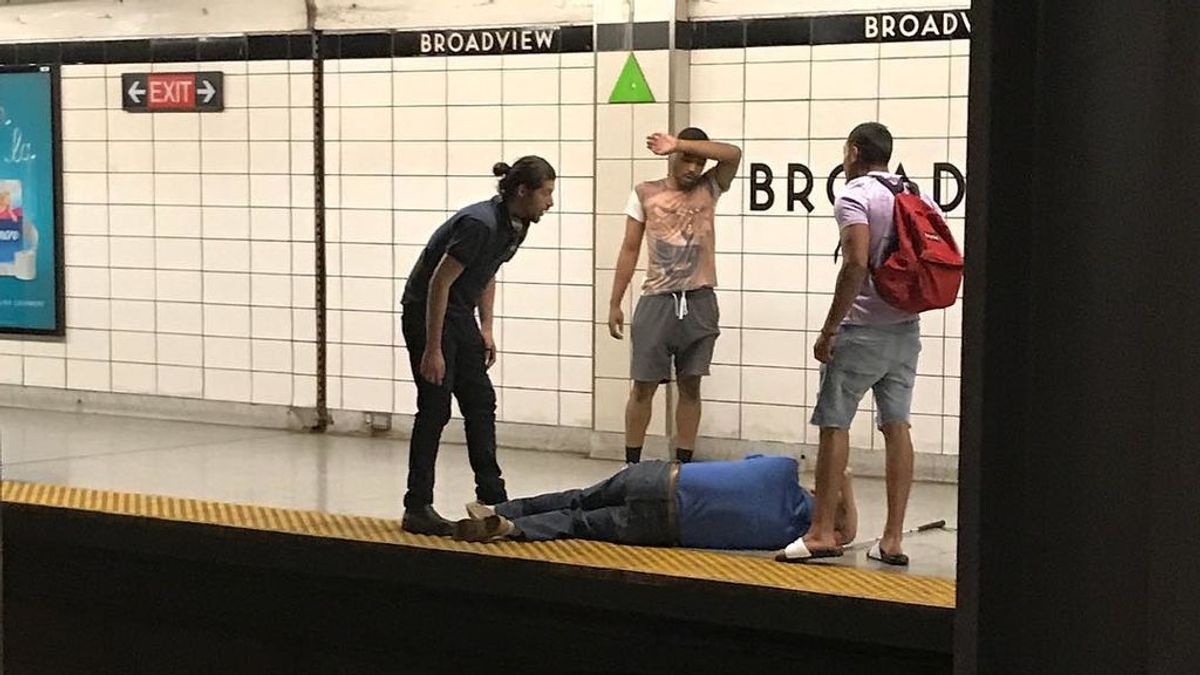 Ayuda para identificar a estos "buenos samaritanos": salvaron a un ciego en el metro