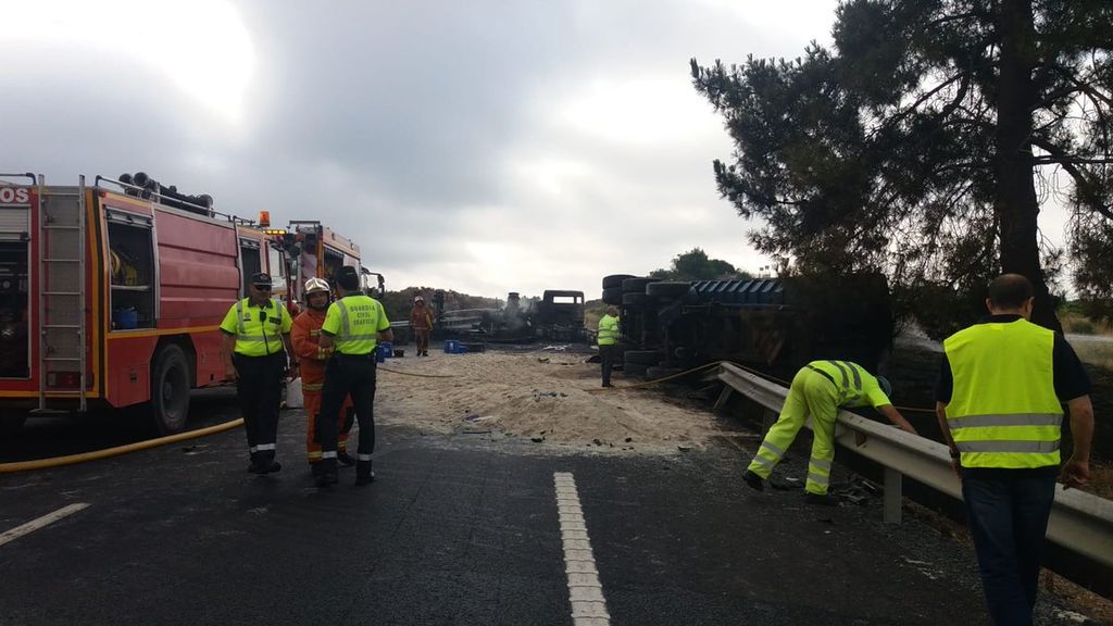 El incendio de un camión con mercancías peligrosas provoca el corte de la A-49 en Huelva