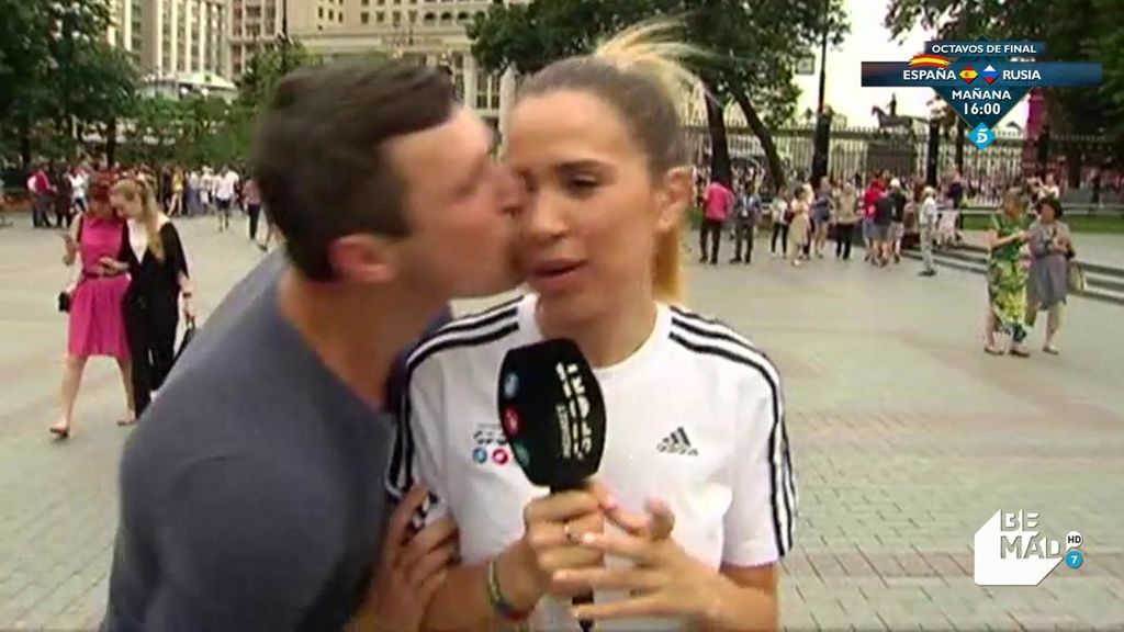 María Gómez, acosada en el Mundial por un aficionado que la besa mientras trabajaba