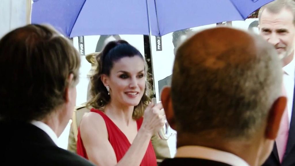 Un paraguas provoca la polémica entre los Reyes Letizia y Felipe