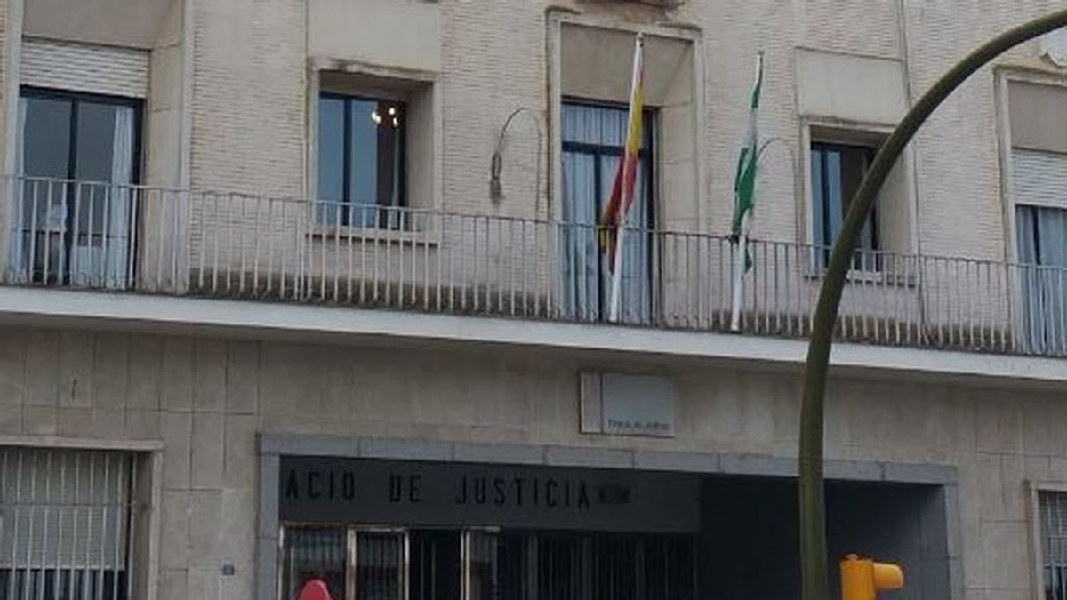 Condenada a año y medio de cárcel por encerrar a su hijo de siete años con cadenas en Huelva