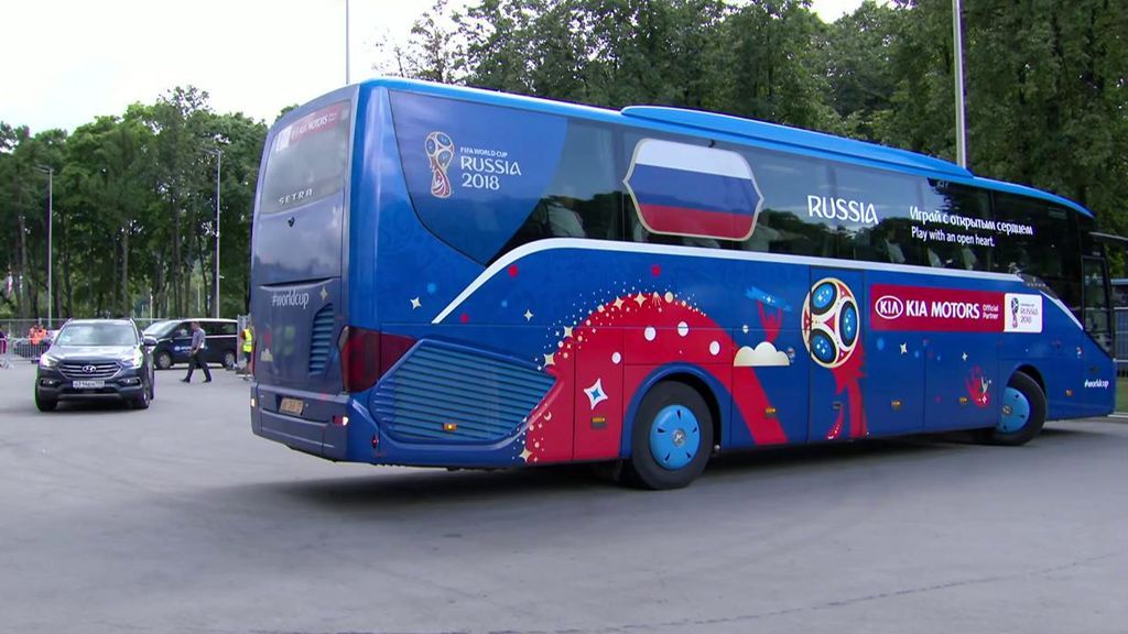 El lío del autobús de Rusia antes de entrar al estadio: se equivoca y tiene que dar media vuelta