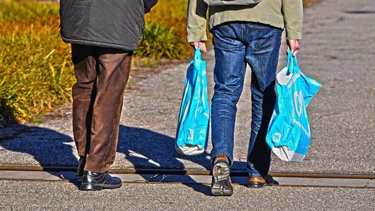 Las bolsas de plástico empiezan a cobrarse como paso previo a su prohibición