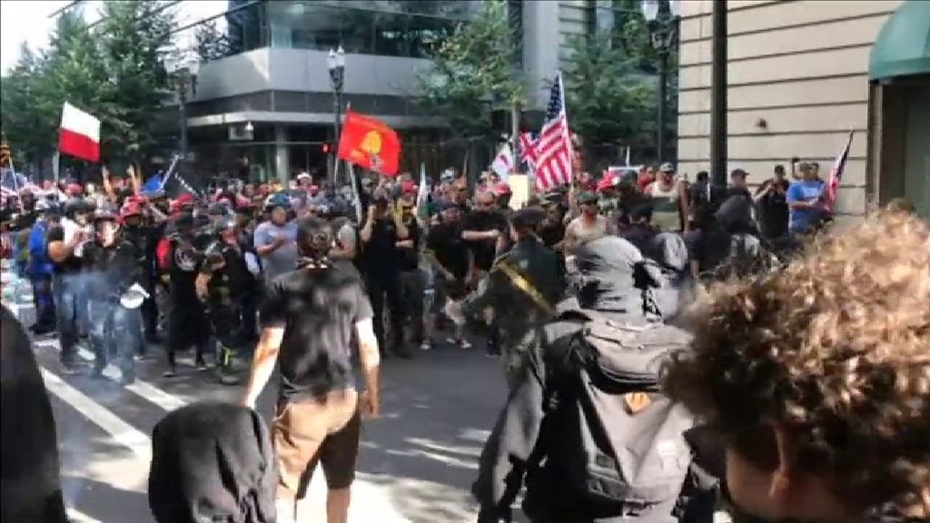 Enfrentamiento entre un grupo derechista y otro antifascista acaba en disturbios