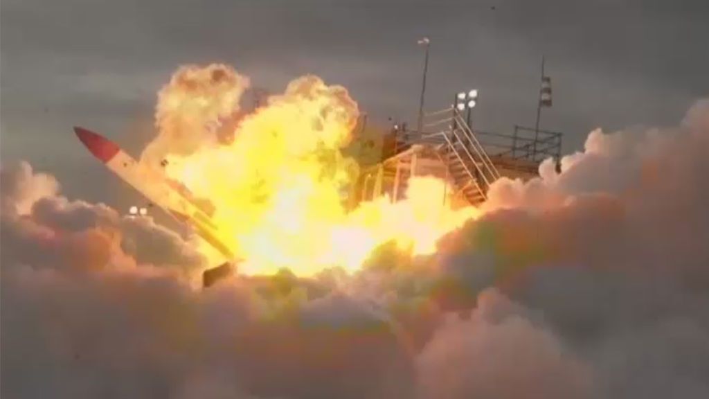 El cohete MOMO-2 despega y se estrella en cuatro segundos