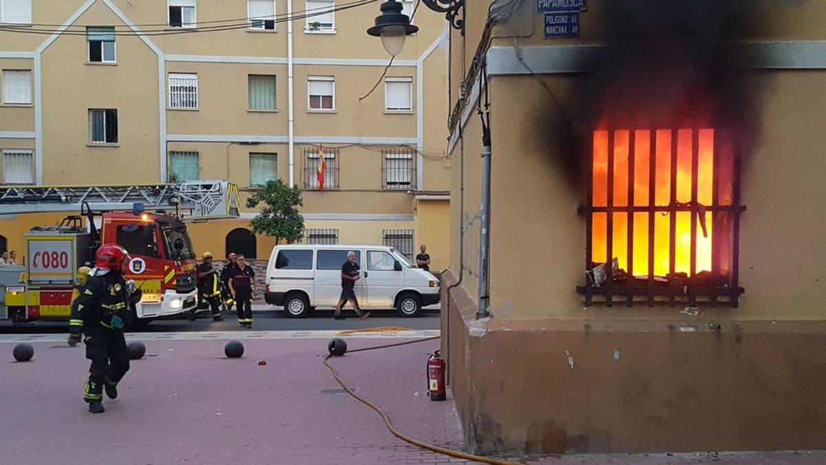Un incendio en Málaga capital requiere de asistencia sanitaria a todos los vecinos