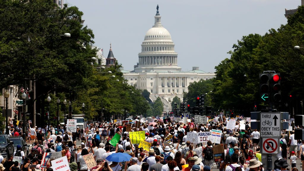 Miles de personas inundan las calles de EEUU para “mantener a las familias unidas” Miles de personas inundan las calles de EEUU para “mantener a las familias unidas”