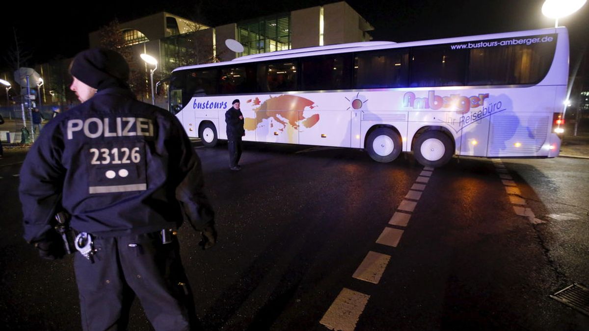 Un autobús escolar con 42 menores choca contra una ambulancia al ir de campamento