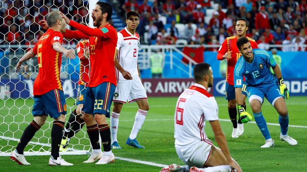 Isco abraza a Iniesta tras marcar su gol contra Marruecos en el partido del Mundial de Rusia'18, que Telecinco emitió el 25 de junio.
