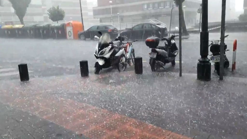Una intensa granizada deja el centro de Bilbao inundado en pocos minutos