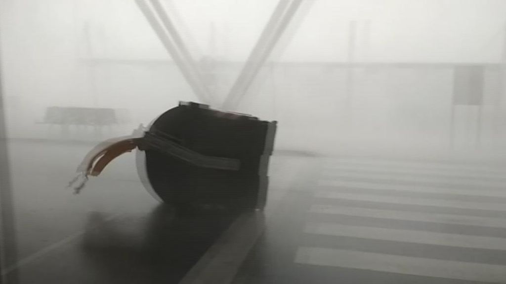 Un fuerte huracán hizo volar contenedores y anegó el aeropuerto de Zaragoza