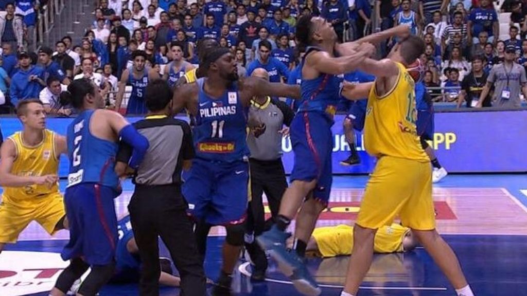Lamentable: Trece expulsados en una salvaje pelea entre Australia y Filipina en las ventanas FIBA