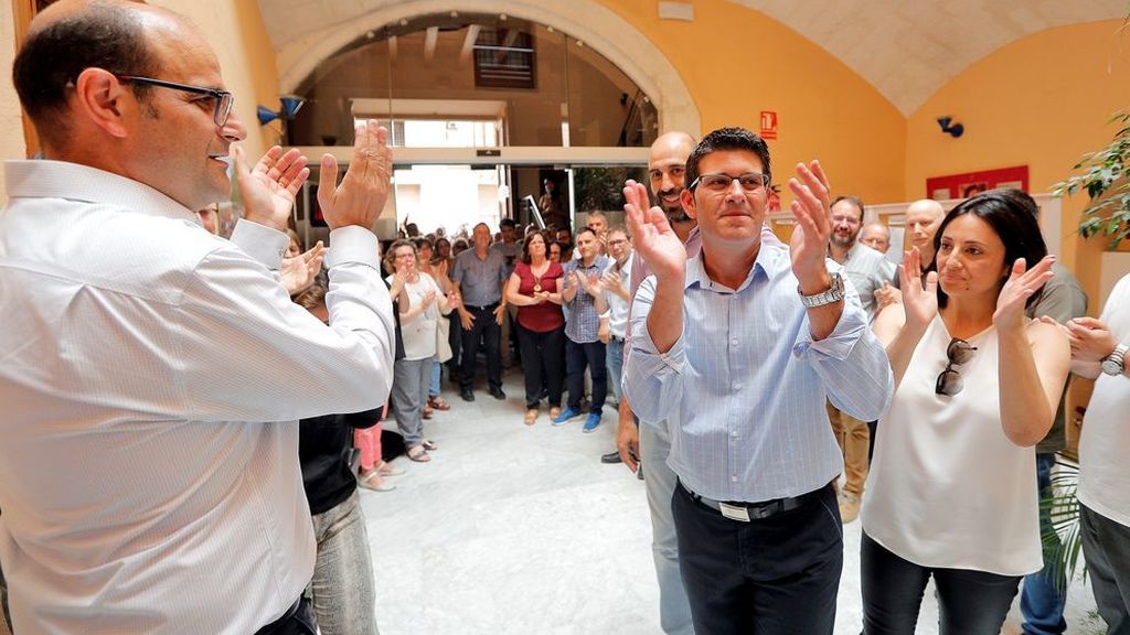 Jorge Rodríguez, vitoreado por los suyos en su acto de renuncia