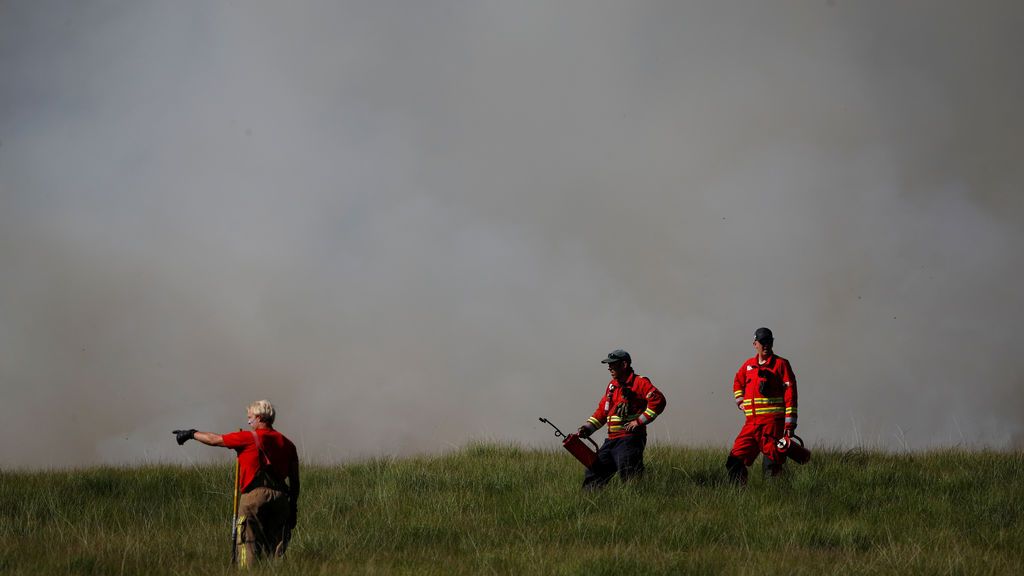 Las llamas devastan Winter Hill, en Inglaterra