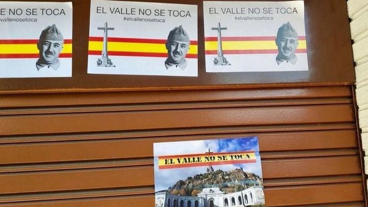 Empapelan la sede del PSOE en Alcalá de Henares con mensajes franquistas: "El Valle  de los Caídos no se toca"