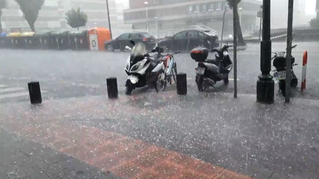 Una sorprendente granizada en Bilbao deja las calles inundadas