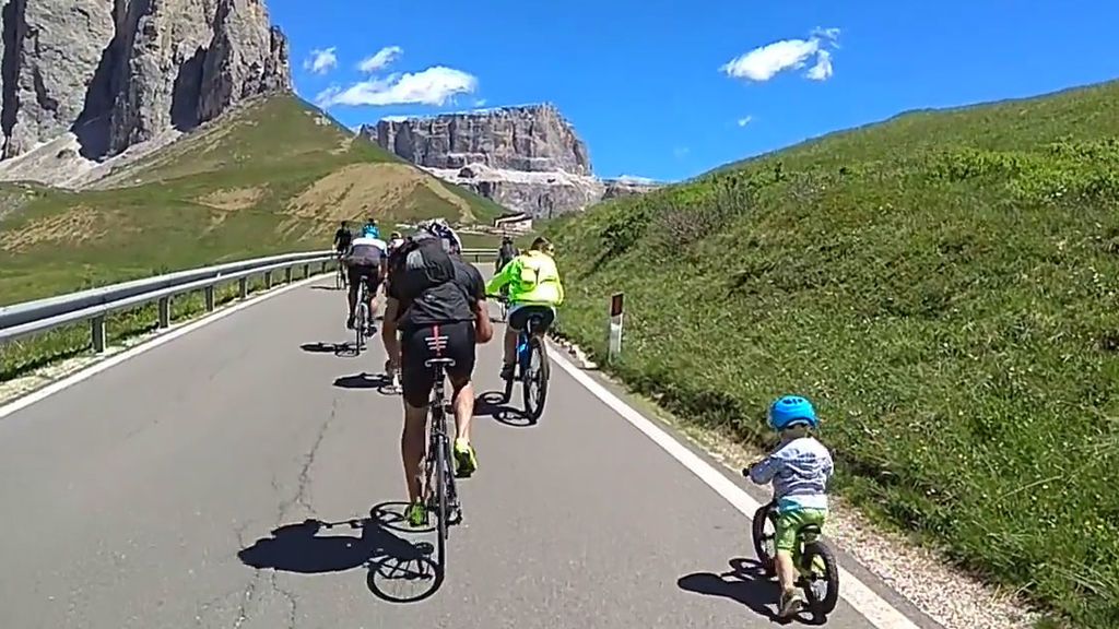 Un niño de tres años asciende a 2240 metros de altura en los Dolomitas con una bici sin pedales