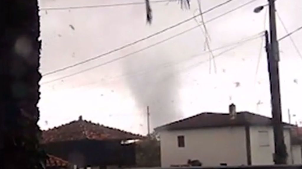 Un tornado desata el pánico y provoca grandes destrozos  en Cudillero