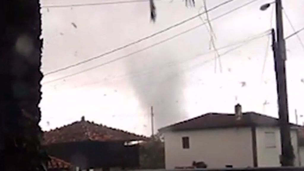 Un tornado arrasa con postes y tejados en Cudillero