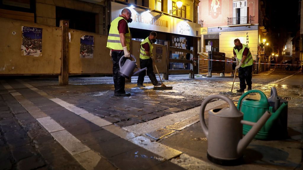 Pamplona prepara su suelo para los encierros de San Fermín