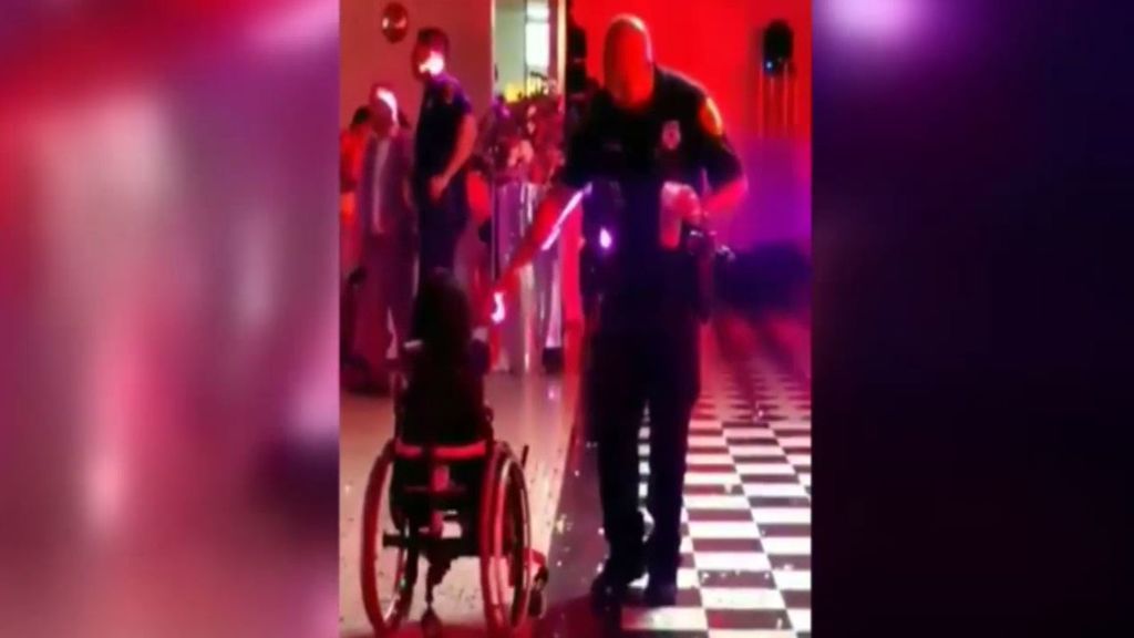 El divertido baile de una niña en silla de ruedas y un policía