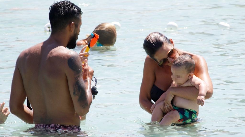 El 'bautismo' de Antonio en aguas ibicencas: el primer baño en el mar del hijo de Tamara Gorro y Ezequiel Garay