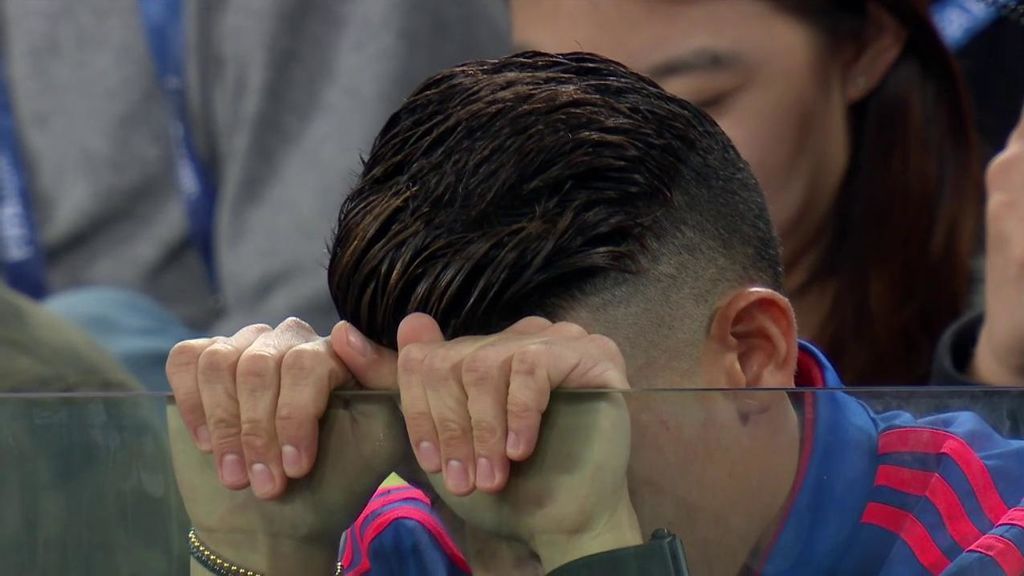 La reacción de James Rodríguez, sentado en la grada, tras el gol de Harry Kane