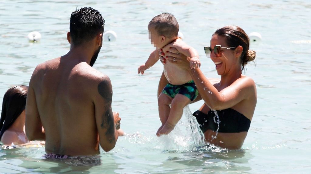 El 'bautismo' de Antonio en aguas ibicencas: el primer baño en el mar del hijo de Tamara Gorro y Ezequiel Garay