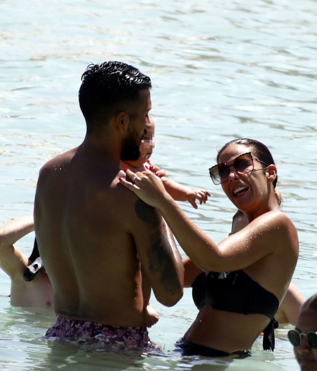 El 'bautismo' de Antonio en aguas ibicencas: el primer baño en el mar del hijo de Tamara Gorro y Ezequiel Garay