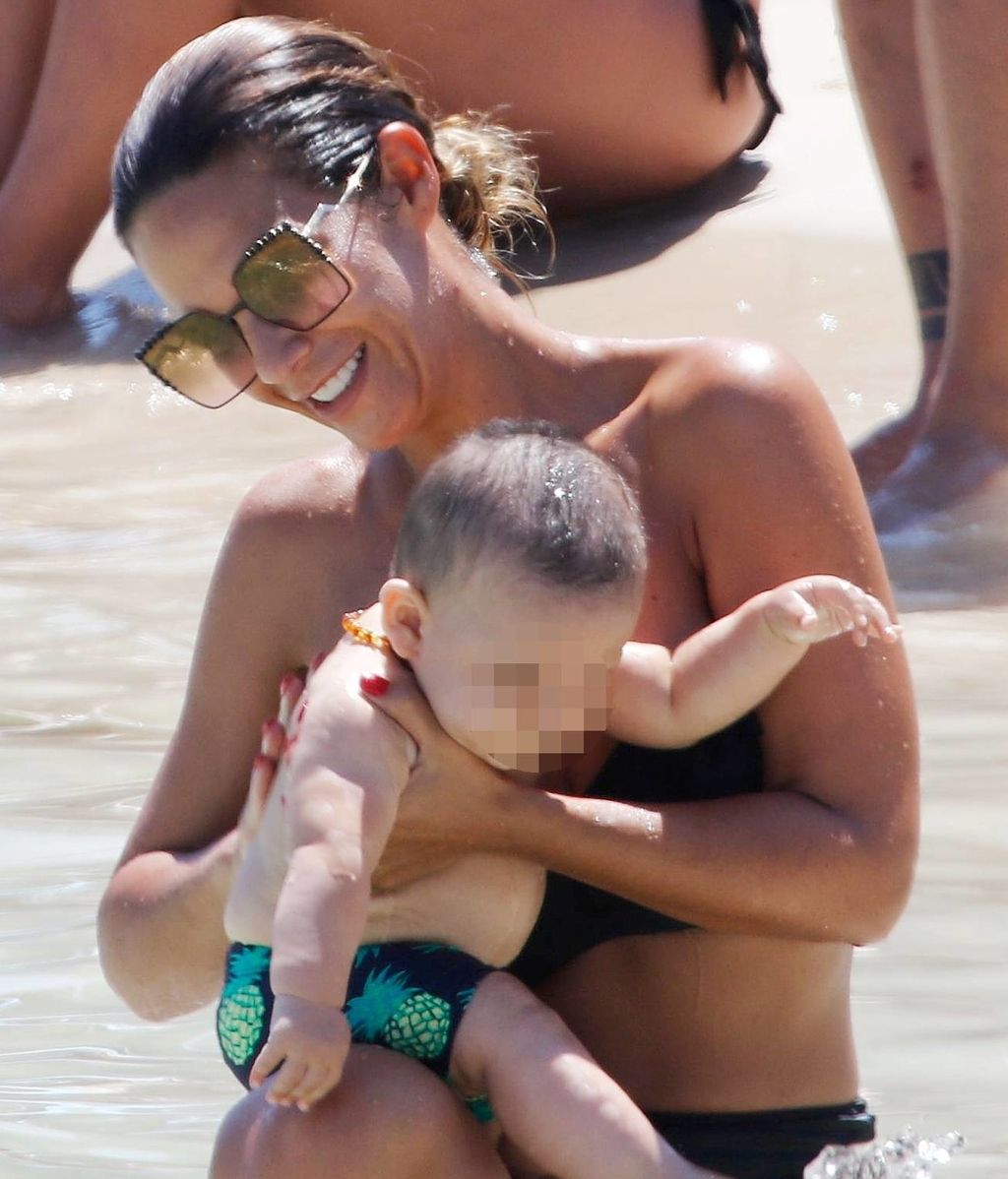 El 'bautismo' de Antonio en aguas ibicencas: el primer baño en el mar del hijo de Tamara Gorro y Ezequiel Garay