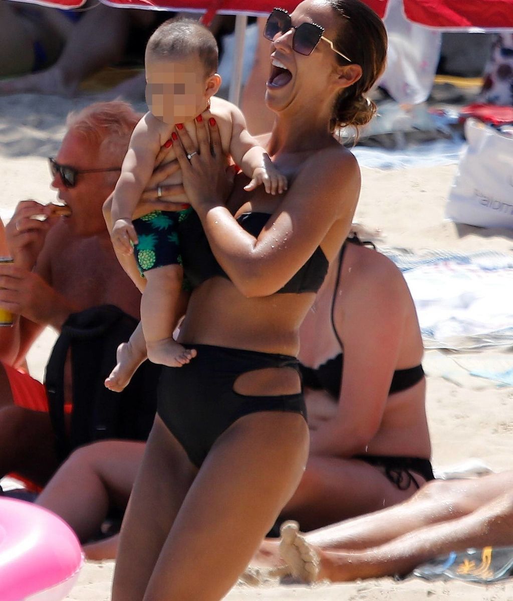 El 'bautismo' de Antonio en aguas ibicencas: el primer baño en el mar del hijo de Tamara Gorro y Ezequiel Garay