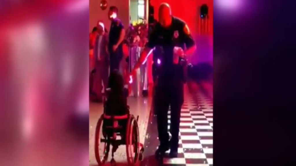 Una niña en silla de ruedas y un policía, protagonistas de un tierno baile