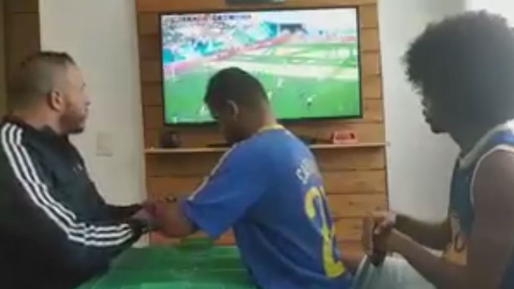Un hombre ayuda a un sordociego a 'ver' un partido de fútbol