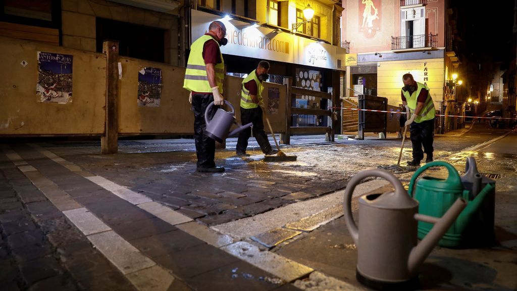 Los operarios dejan listo el suelo de Pamplona para los encierros de San Fermín