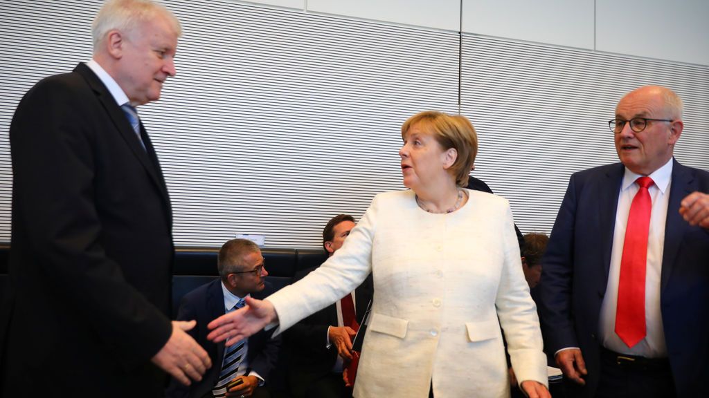 Merkel cede ante Seehofer y acuerdan deportar inmigrantes