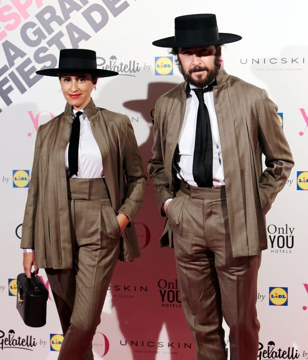 Los diseñadores Oteyza, como siempre, vistiendo idénticos, con sombrero y ropa de su firma