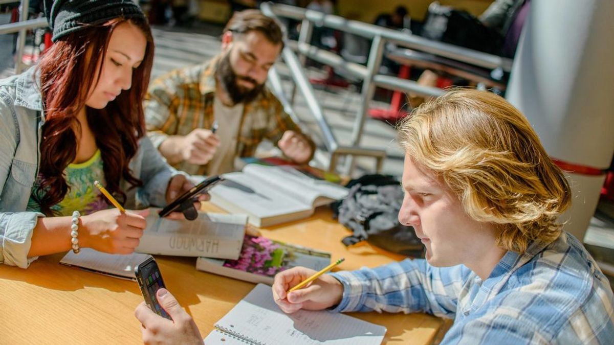 ¿Deberían los alumnos usar el móvil en clase? Hay educadores que lo ven muy positivo ¿Deberían los alumnos usar el móvil en clase? Hay educadores que lo ven muy positivo