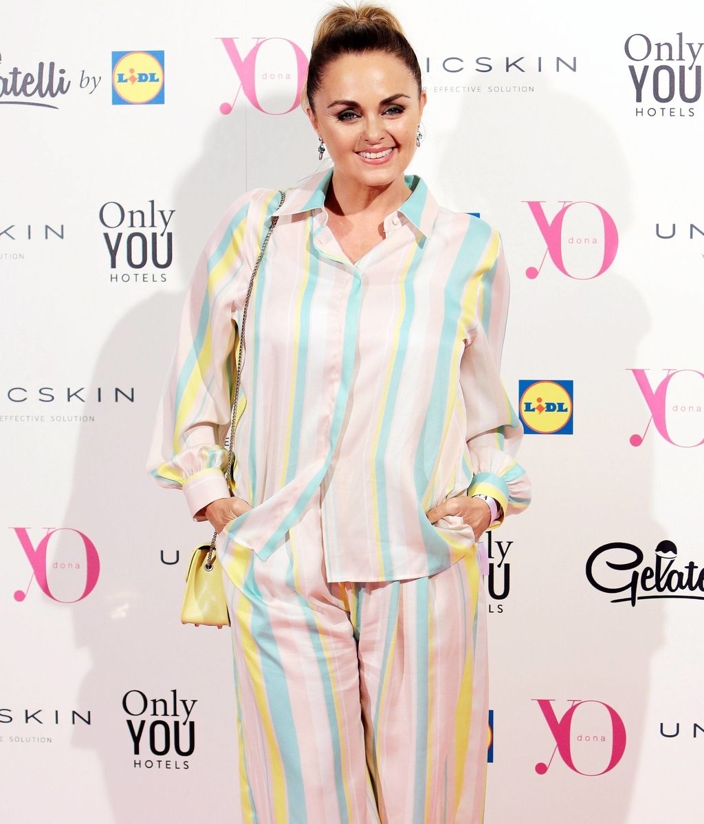 Carmen Morales, con un look pijamero en tonos pastel a rayas