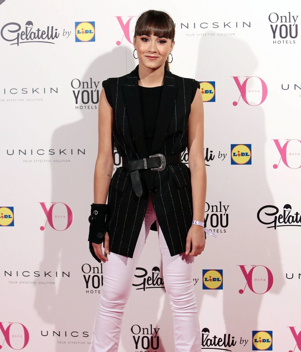 Aitana, con muñequera por una lesión en el brazo, vestía jeans blanco, chaleco de Liu Jo y cinturón de hebilla