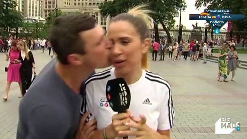 Un espontáneo besa a María Gómez en el Mundial de Rusia 2018