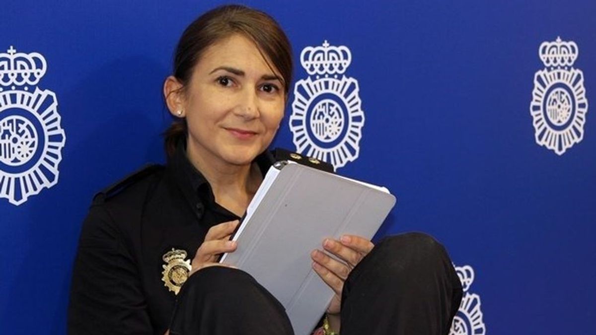 Carolina González, la community manager de la Policía Nacional, ficha por Moncloa