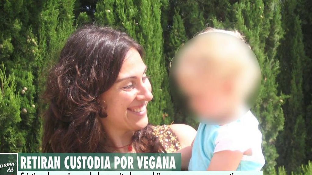 Denuncia que le quitan a su hijo por ser vegana y antivacunas: "Los bebes robados de antes son los niños tutelados de hoy”