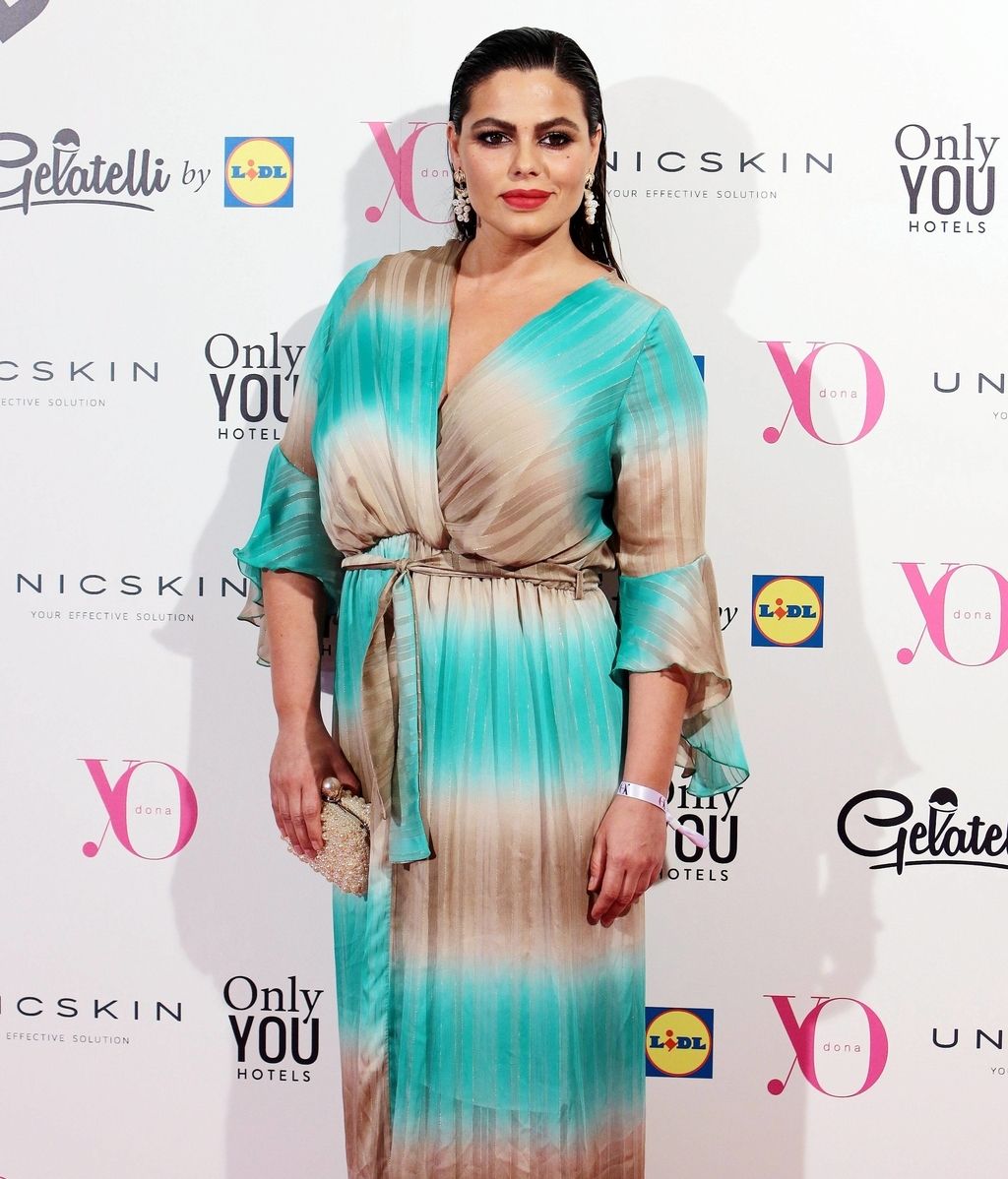 Marisa Jara, con vestido bicolor cruzado de Alektia Original y pelo efecto 'wet'