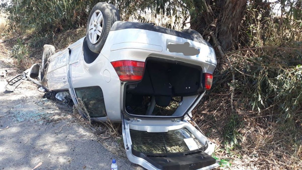 Un niño de 11 años herido ayuda a salir a otras tres personas tras sufrir un accidente de coche en Huelva